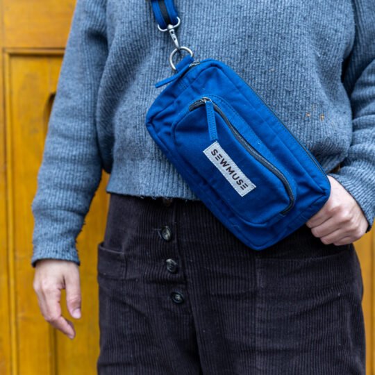 Modrá bavlněná ledvinka Athen Deep Sea – SewMuse.cz Česko