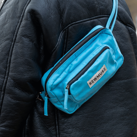 Světle modrá bavlněná ledvinka Athen Sky Blue – SewMuse.cz Česko