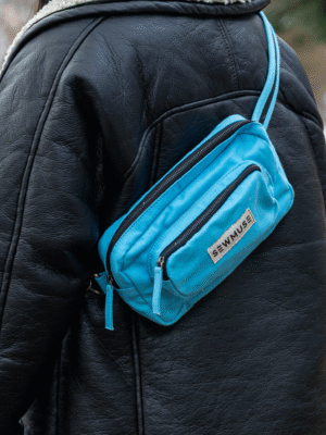 Světle modrá bavlněná ledvinka Athen Sky Blue – SewMuse.cz Česko